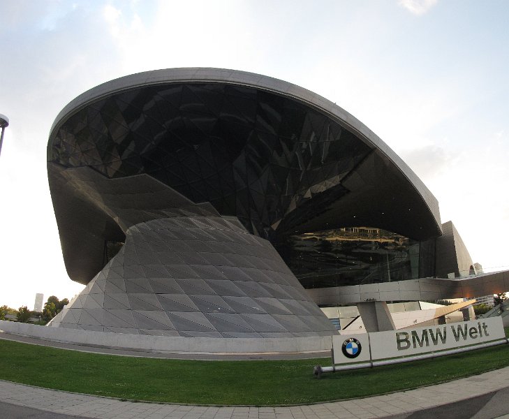 bmw welt_voorkant.jpg - Aan de andere kant van de straat BMW welt. Hier staan alle huidige modellen van BMW en klanten kunnen hier eventueel hun nieuwe BMW komen ophalen.